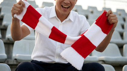 球迷在看台上挥舞围巾为球队加油