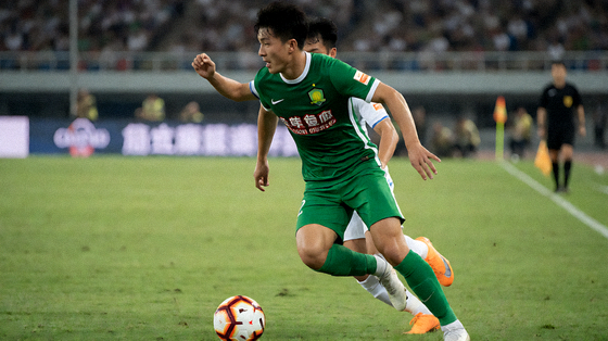 足球联赛比赛现场,球员在草坪上争抢球权
